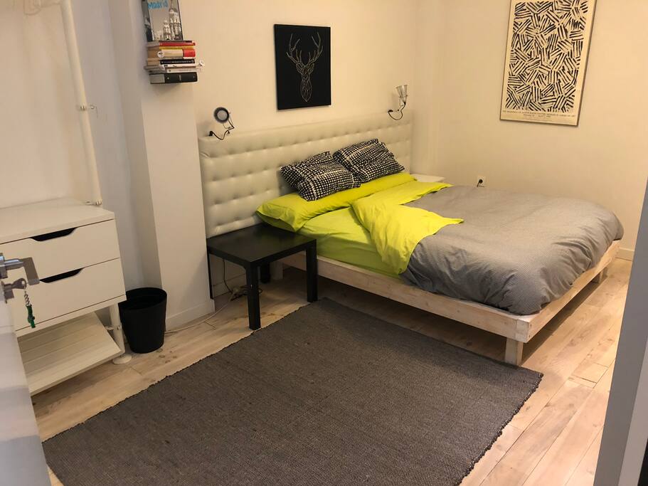 Dormitorio doble con mucho espacio y gran armario