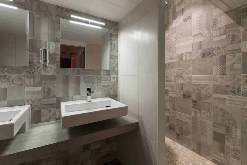 Douche à l'italienne, draps de bains fournis