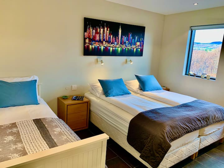 غرفة نوم 3 بأسرّة عالية الجودة وإطلالة على الجبل. تتسع لنوم 3 أشخاص