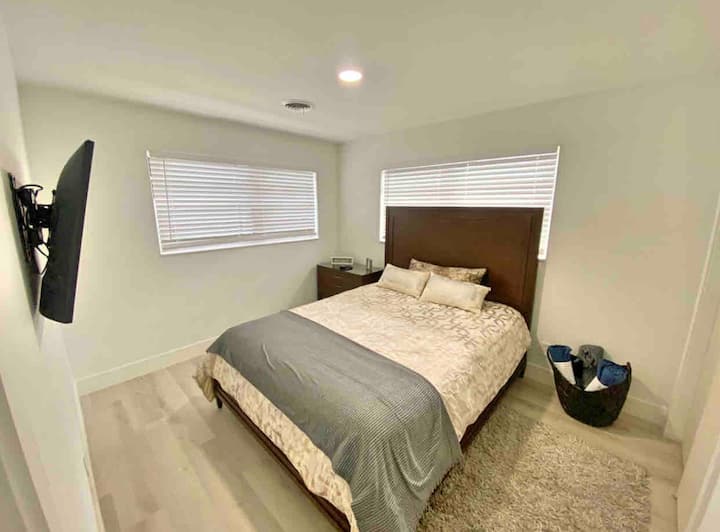 חדר שינה שלישי עם טלוויזיה חכמה ונוף לבריכה בארון 