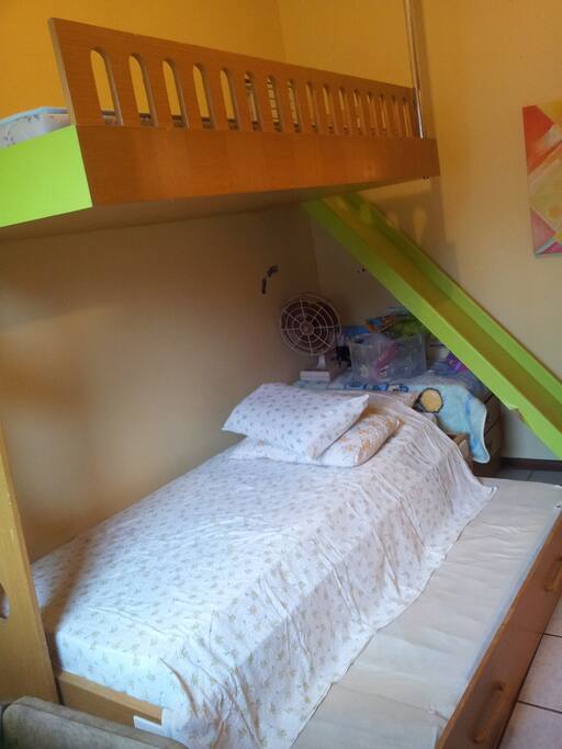 Quarto de solteiro com beliche e bicama. E escorregador
