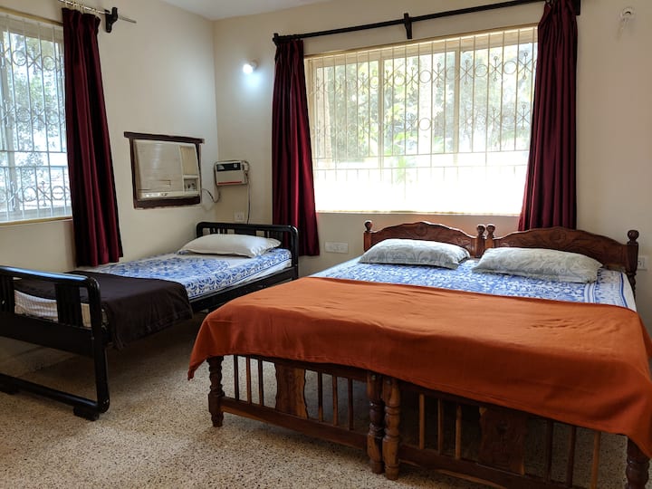 2. spavaća soba s 4 kreveta. WC školjka s istom kupaonicom nalazi se izvan spavaće sobe, pored ulaza 