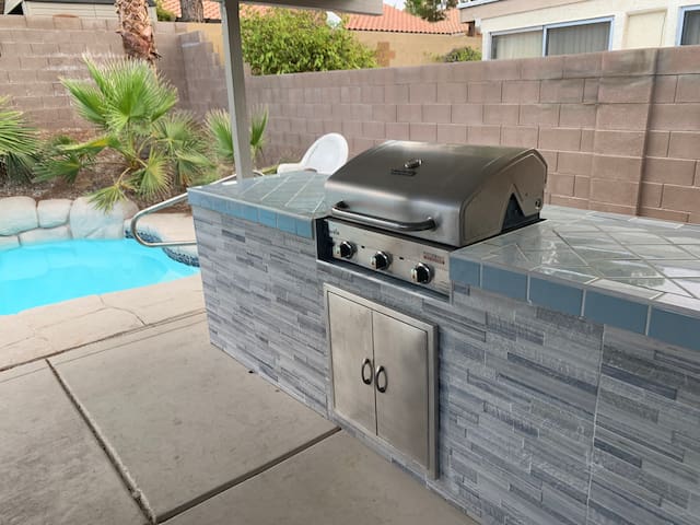 POOL/SPA OASIS – 6 miles from strip gallery image 3