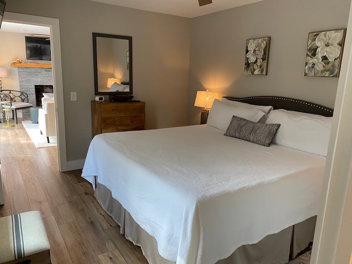 Front Master Suite w' King Bed & Bath