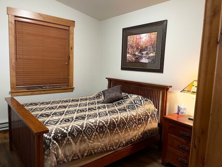 Chumba cha kulala cha mgeni, kilicho na kitanda cha KIFALME kilicho na godoro la povu la kumbukumbu lenye starehe sana na matandiko yote mapya.