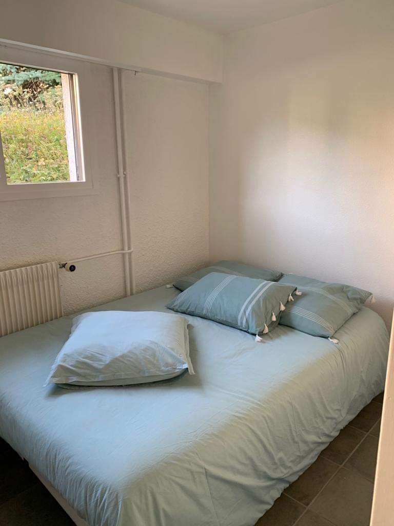 Habitación principal con grandes armarios empotrados