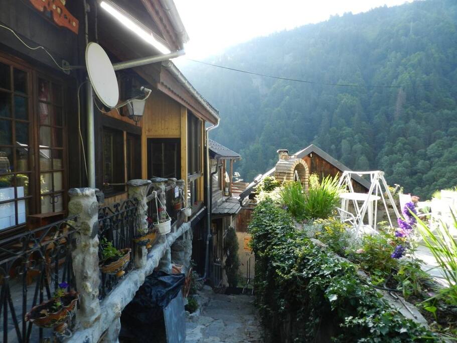 Ruelle et balcon d´accès au chalet