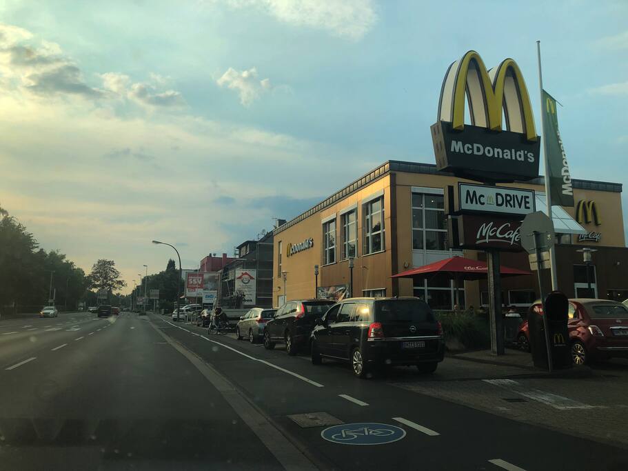 McDonald's ist 2 Häuser von der Unterkunft entfernt.