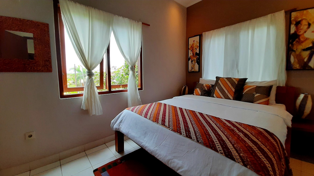 Dhoma e gjumit e vizitorit të dytë me krevat dopio "queen"