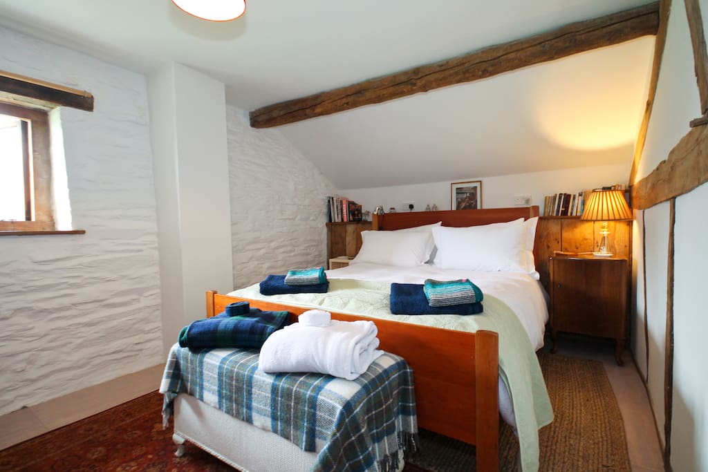 King size bed 100% cotton linen.