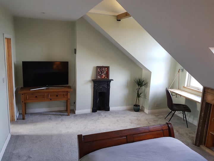 Long Term Self-contained Apartment. Stunning View! - Leeds