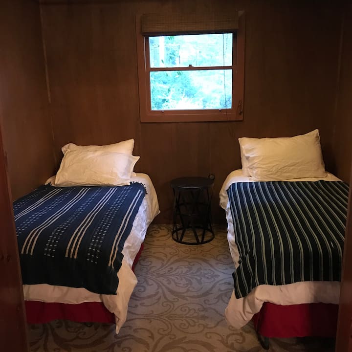 Spazio notte bonus con due letti singoli fuori dal soggiorno. C'è una tenda per la privacy, ma non una porta. 