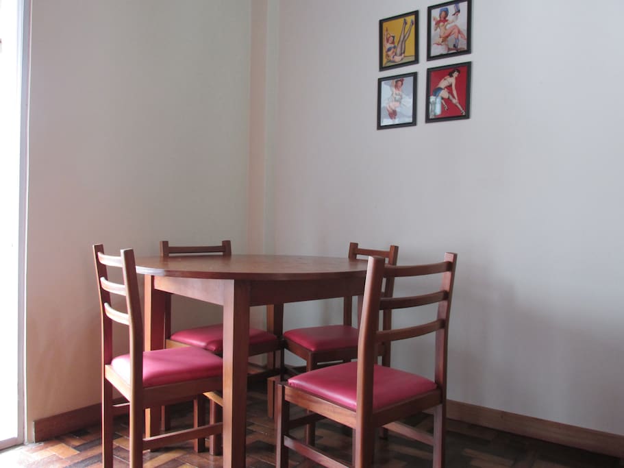 Mesa para refeições com 4 cadeiras