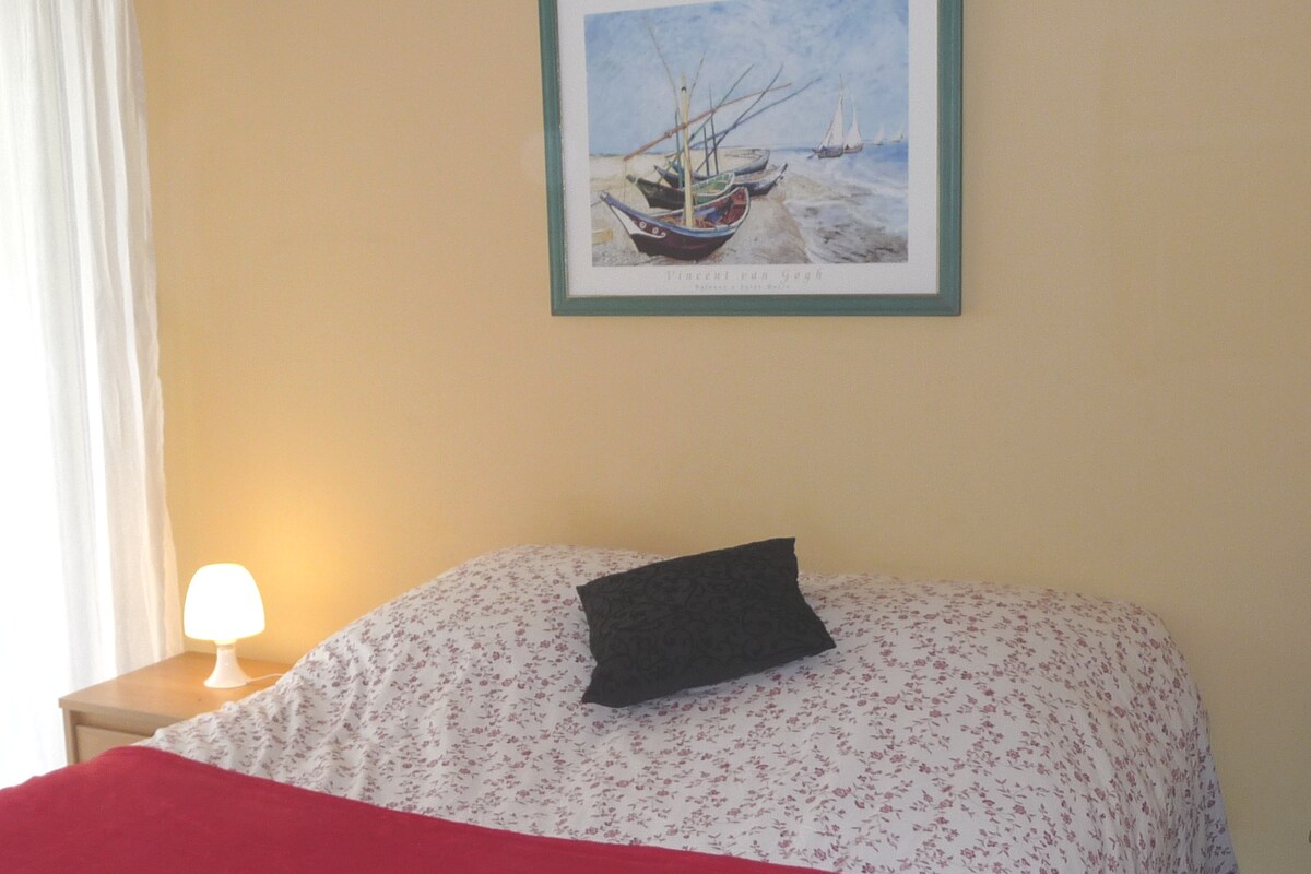 Chumba kikuu cha kulala chenye mtaro wa mwonekano wa bahari na kabati kubwa la kuhifadhia na fanicha ya droo.