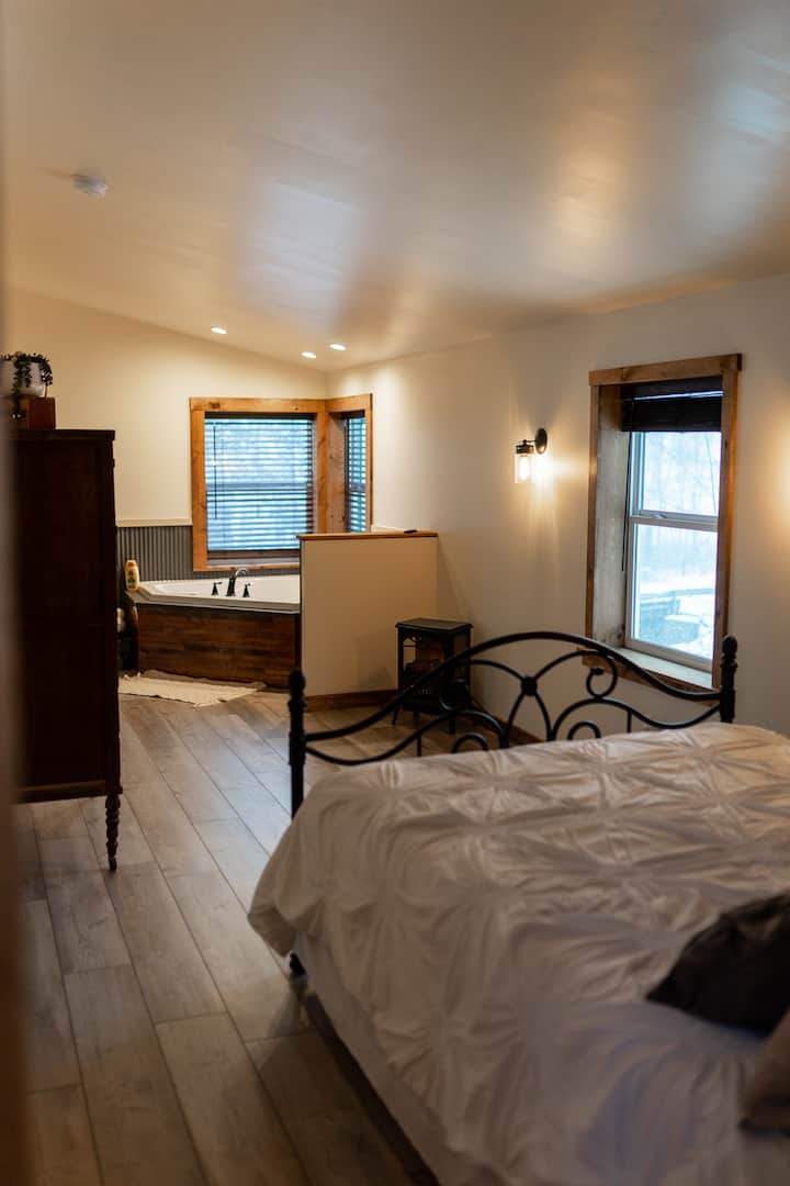 Bedroom with hot tub/Jacuzzi