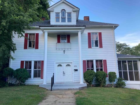 Colonial house in heart of North Wilkesboro