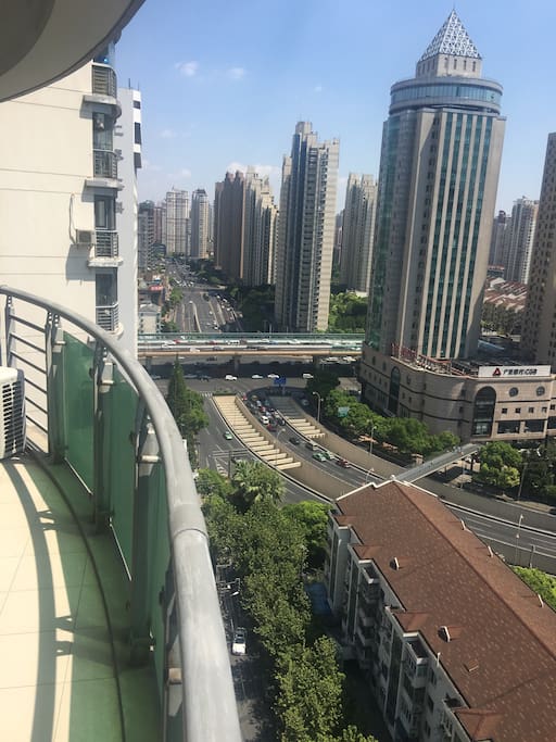 体验上海繁华街道的车水馬路……