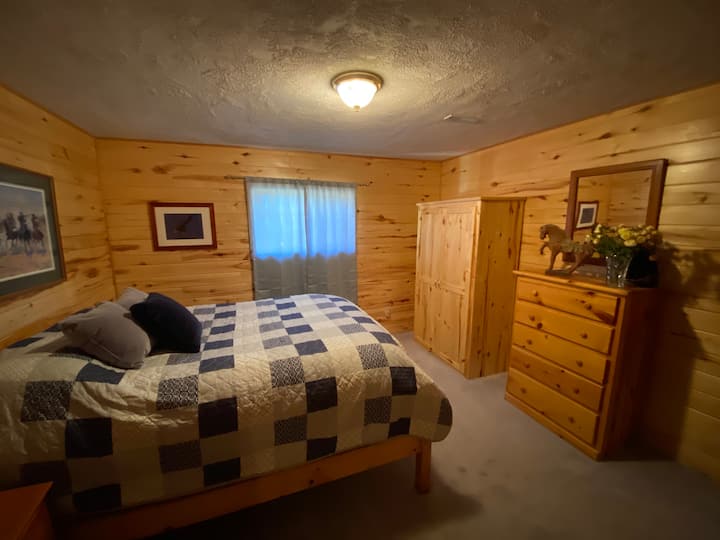 Room #4- La camera ha un letto queen-size e si trova al piano di sotto