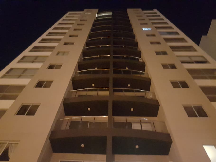 La fachada moderna del edificio