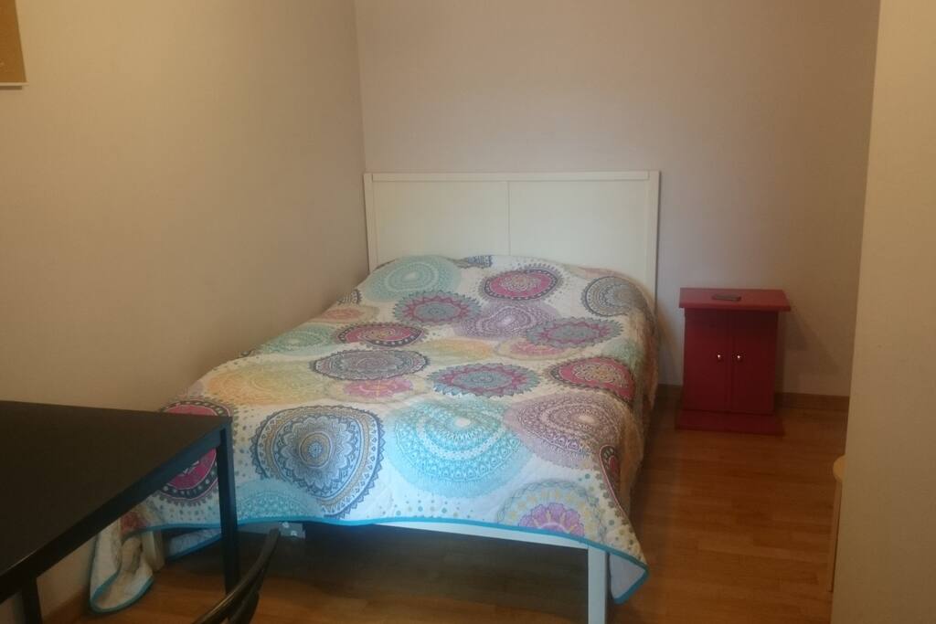 ampia stanza, luminosa con letto doppio, scrivania,comodino, minifrigo e armadio.