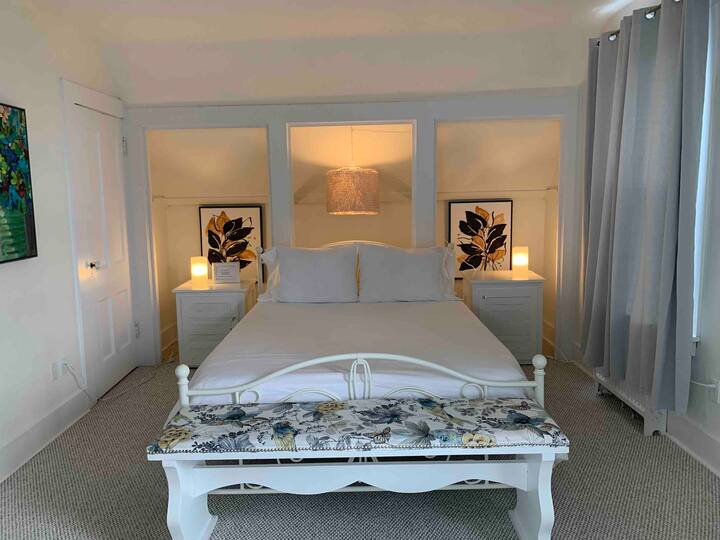 Large bedroom
 Queen bed 