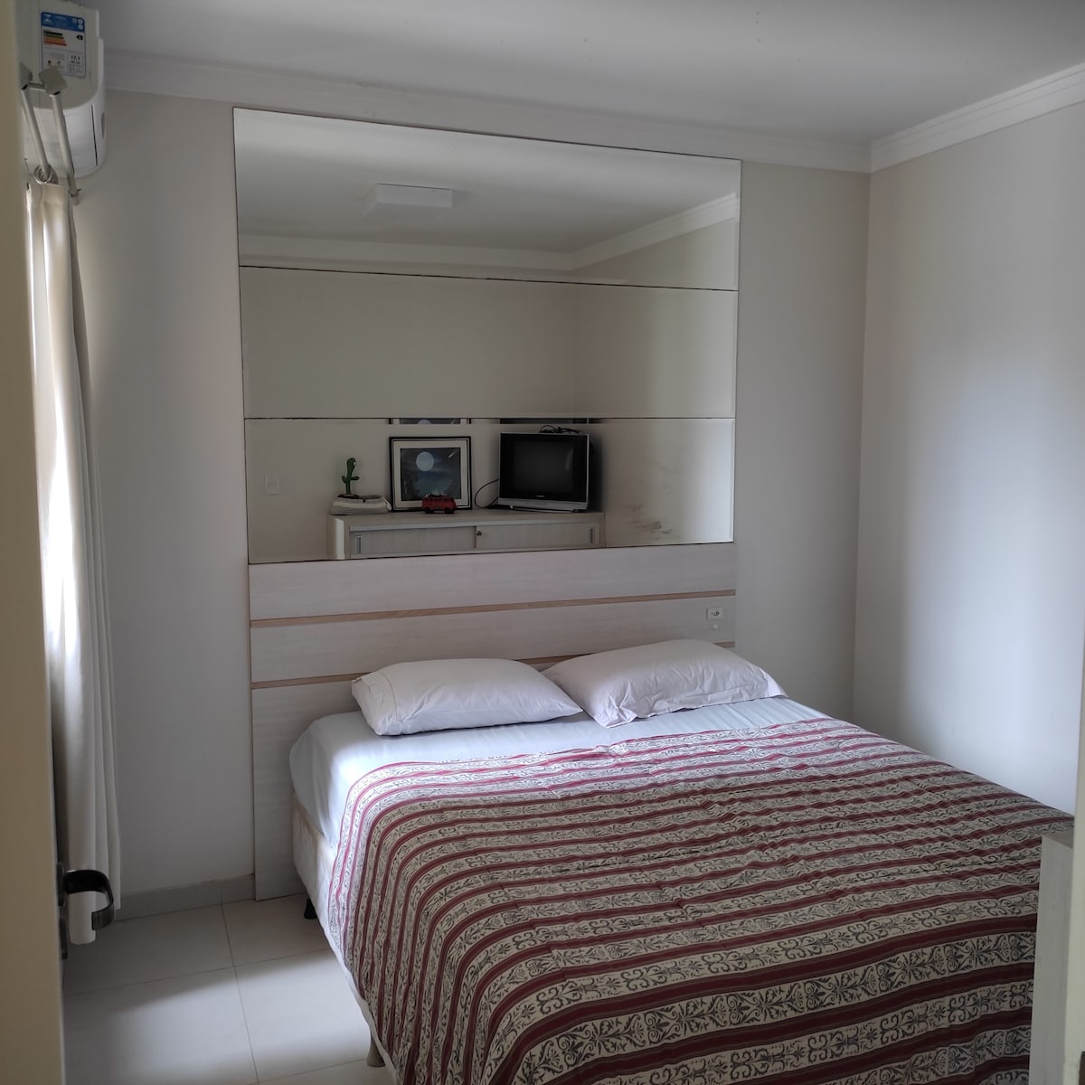 ห้องนอนพร้อมเตียงคู่และฟูกนอนเดี่ยว 