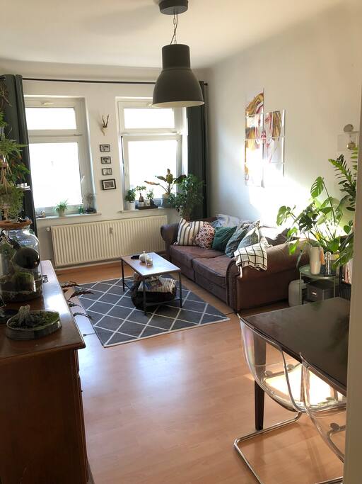 Wohnzimmer mit gemütlichem Sofa