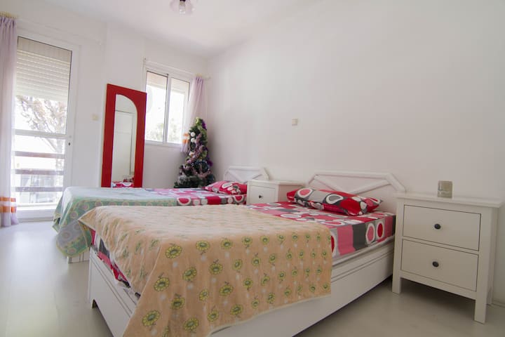 2. Dhomë,
2 krevate dhe dollap me 4 dyer