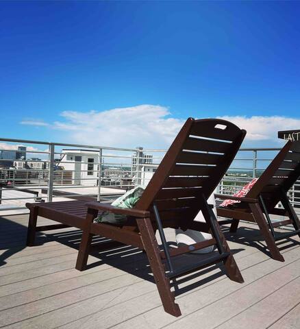 The Rooftop House Nash – Skyline View, Walkable! gallery image 5