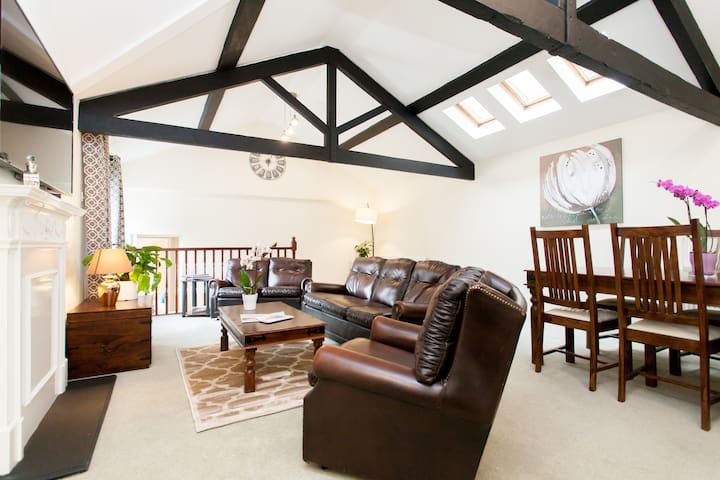 Beautiful 3 Bedroom House Near Buckingham Palace!