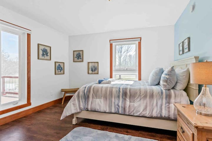 Bedroom 5 (1 Queen Bed)