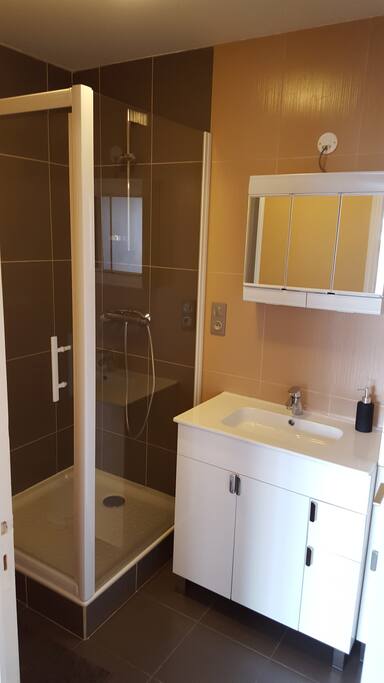 Grande douche et nombreux rangements