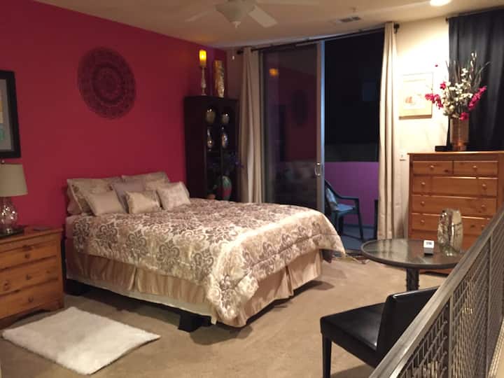 เตียงควีนไซส์และดาดฟ้าหลัก