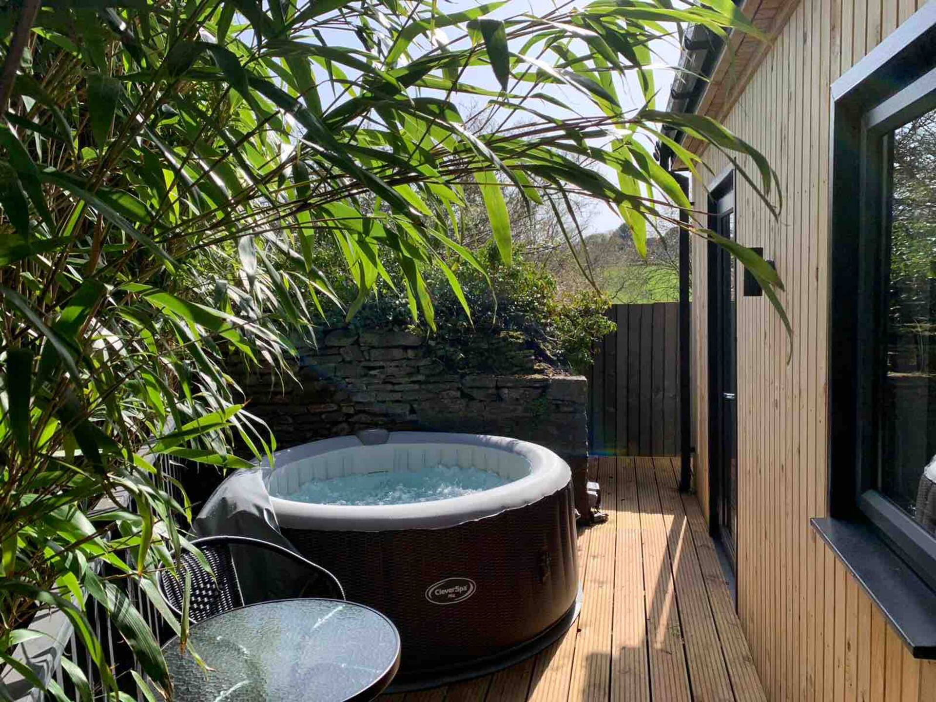 Modern Cabin retreat & hot tub hambrook bristol