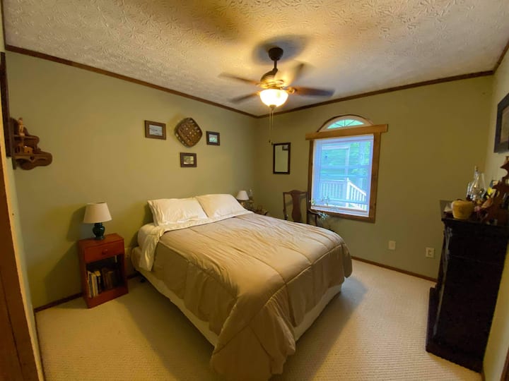 Bedroom #1 Irish cottage Queen bed
