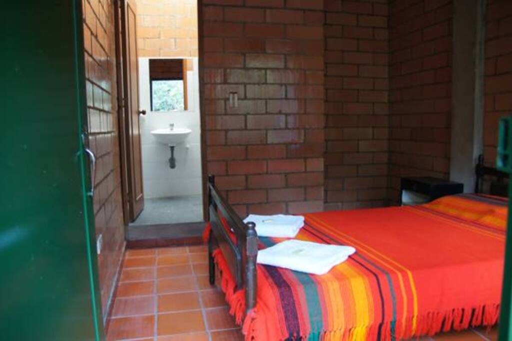 Habitación con cama doble con baño privado