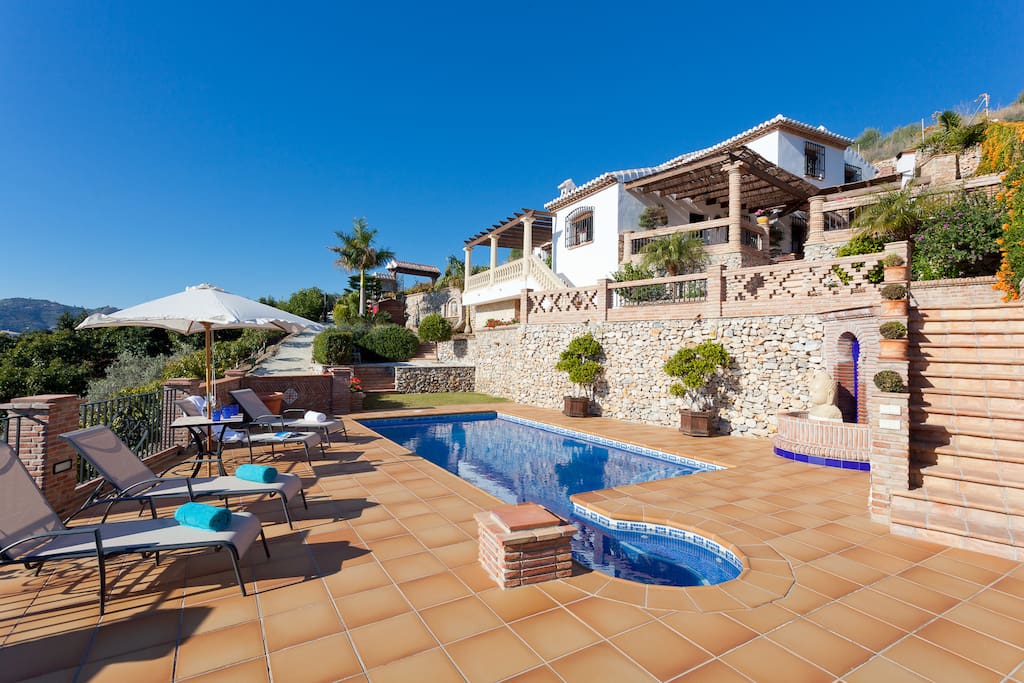With its elegant and classic interior, tranquil location and stunning views, this is a wonderful option for those looking to get away from it all and experience a more traditional way of life in the Spanish countryside.