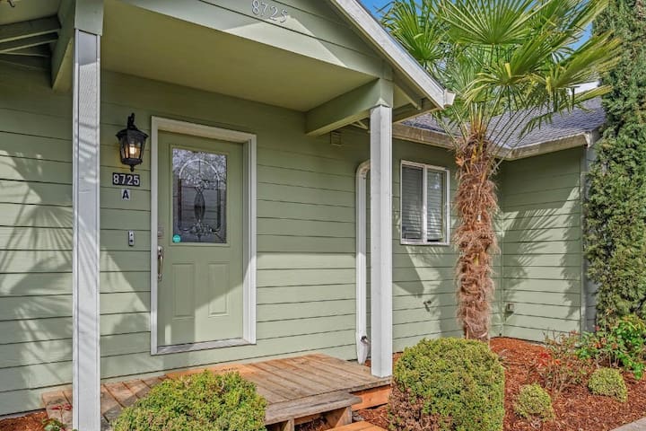 Happy Valley Home, Game Room, + 8 beds!