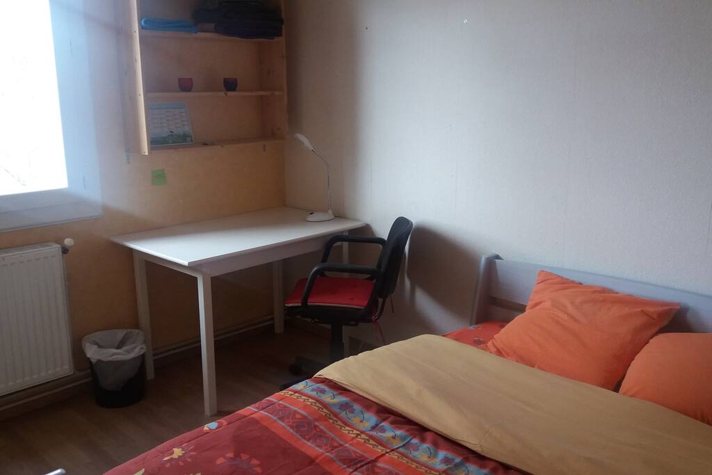 Bureau avec étagères.