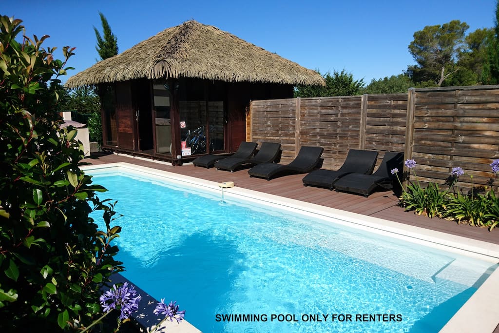 Pool house avec table de massage