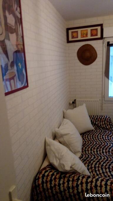 C'est un canapé à dispo pour vous reposer dans la chambre sans vous allonger sur votre lit !