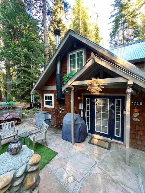 Cozy Yosemite Cabin| Private Hot Tub| Garden Patio