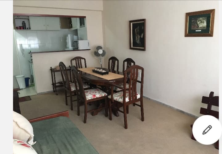ห้องครัวสไตล์อเมริกันพร้อมพื้นที่รับประทานอาหารเต็มรูปแบบ 