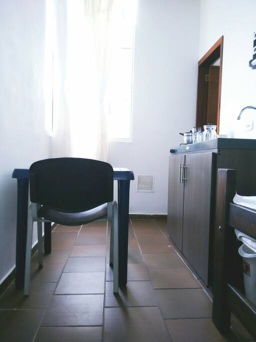 cocina, mesa y silla.