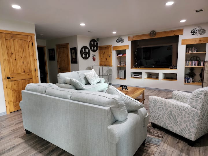 Ქვედა სართულზე/ტელევიზორის ოთახი