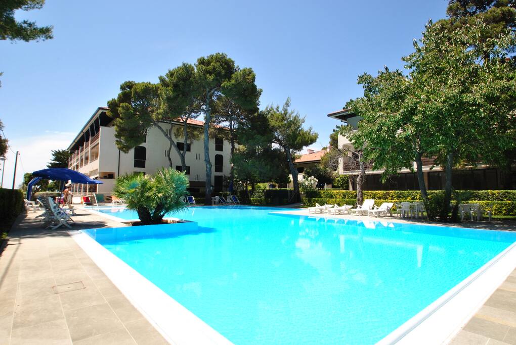 Piscina condominiale di acqua di mare/ shared sea water pool