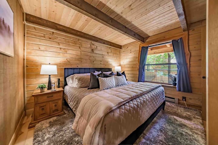 Dormitorio principal con cama tamaño king y tv