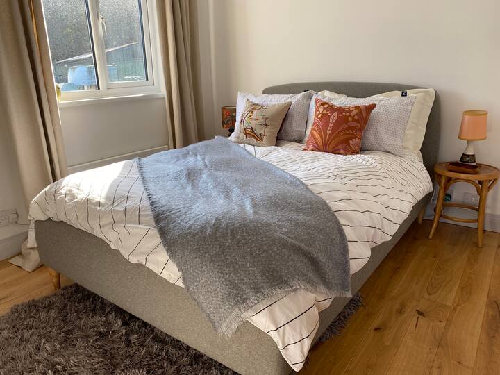 Met tweepersoonsbed en uitzicht op de Boatyard