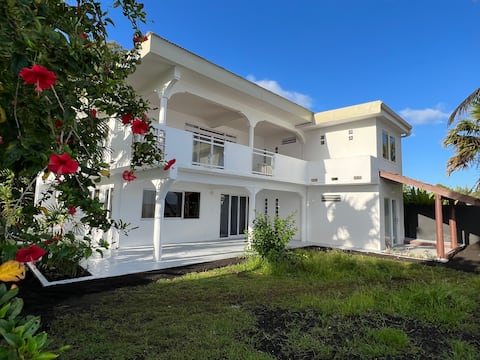 Large 5-bedroom villa – Beachfront