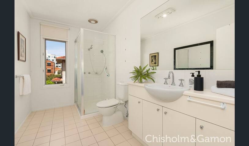 Excellent location, beach, pool, city close, gym gallery image 4